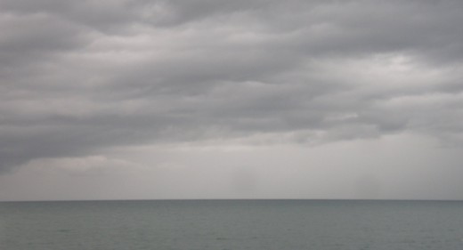 Stahlgraues Meer und bedeckter Himmel