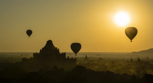 Globos y amanecer