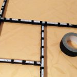 LED-Leisten mit schwarzem Klebeband auf dem Rahmen befestigen